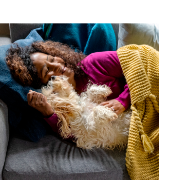 Tutora a acariciar um cão