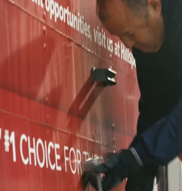 Um senhor a trabalhar para a rede Hill's Disaster Relief